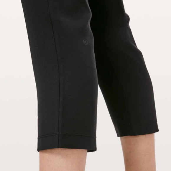 Lululemon On The Fly Crop *Woven 23” Pants -Black (4) - Picture 5 of 9